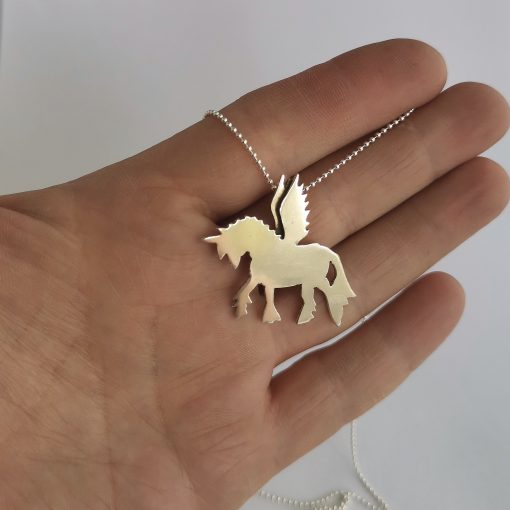 Enhörning Pegasus i sterlingsilver design och tillverkning av AnnaKarin Pedersen Gårdsliv Pax Mariae AB Kollektionen "En Magisk Värld"