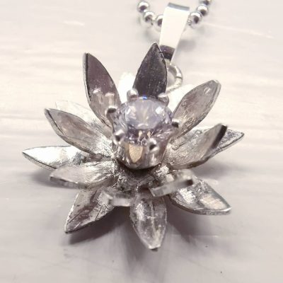 Näckros med cubic zirconia