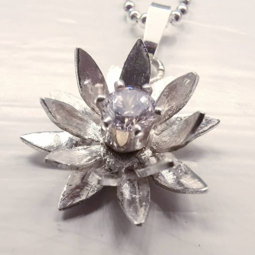 Näckros med cubic zirconia