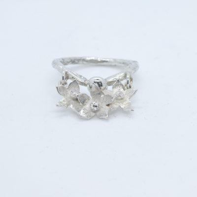 Ring med dinglande liljor