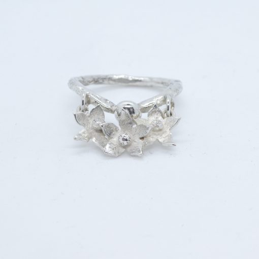 Ring med dinglande liljor