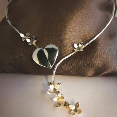 Stelt halsband med blommor och blad