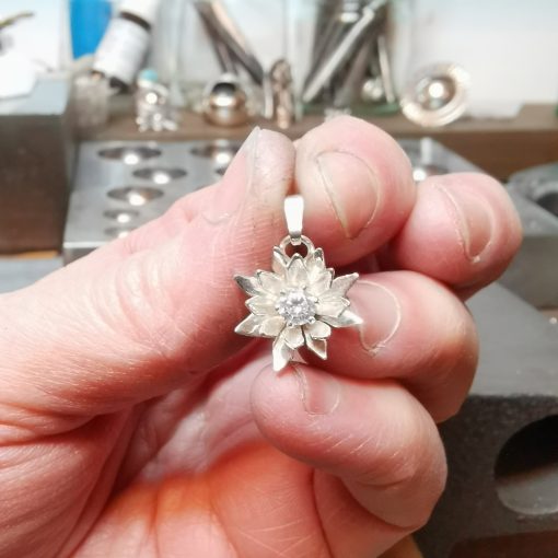 Näckros med cubic zirconia - Bild 3
